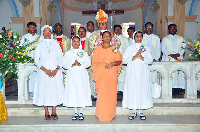 Irs. Celina, Arul Jasmine e Jancy Rani com Provincial, bispo e sacerdotes- India do Sudeste